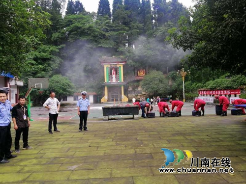 宜宾筠连公安交警巡司中队联合蒿坝各部门开展应急演练(图2) 宜宾筠连公安交警巡司中队联合蒿坝各部门开展应急演练(图2)