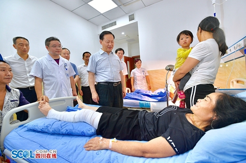 转达***的关心关怀,彭清华赴长宁县珙县(图2) 转达***的关心关怀,彭清华赴长宁县珙县(图2)