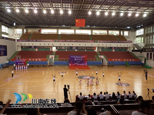 叙永县向林镇中心幼儿园参加泸州市幼儿体育展示大会斩获大奖(图1)