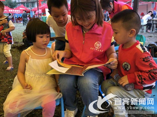 宜宾：帐篷里的儿童之家&nbsp;让孩子们走出地震阴影(图2)