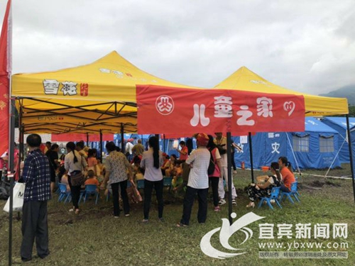 宜宾：帐篷里的儿童之家&nbsp;让孩子们走出地震阴影(图3)