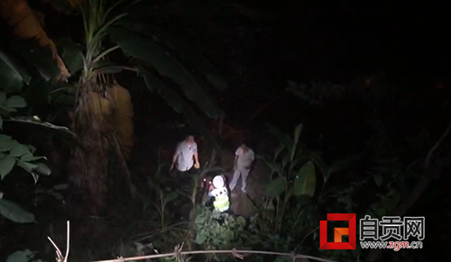 自贡：疑因躲避酒驾检查&nbsp;男子不慎坠入山崖(图1)