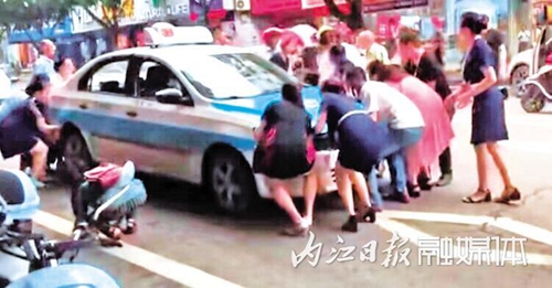 内江9岁男孩卷入出租车底&nbsp;市民合力抬车救人(图1)