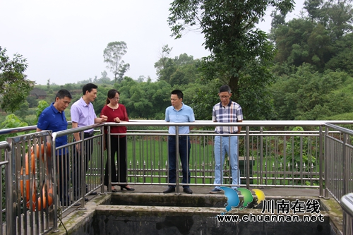 张福荣到泸县潮河镇督导盐水溪河长制及脱贫攻坚工作(图1)