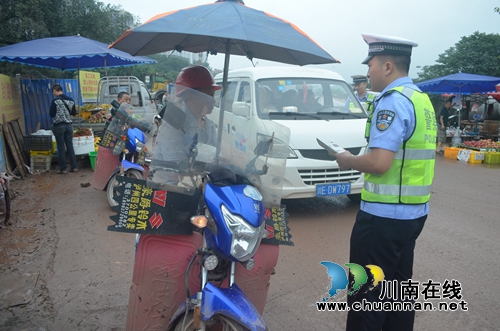 江阳区华阳街道积极开展交通宣传(图1)