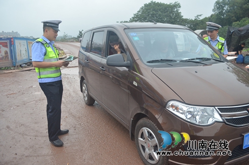 江阳区华阳街道积极开展交通宣传(图2)