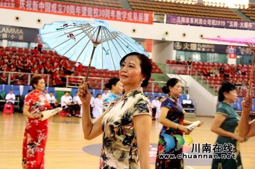 龙马潭区老年大学举行建校30周年教学成果展演(图1)