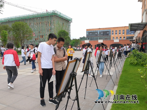 叙永三中：师生书法展献礼新中国成立70周年(图1)