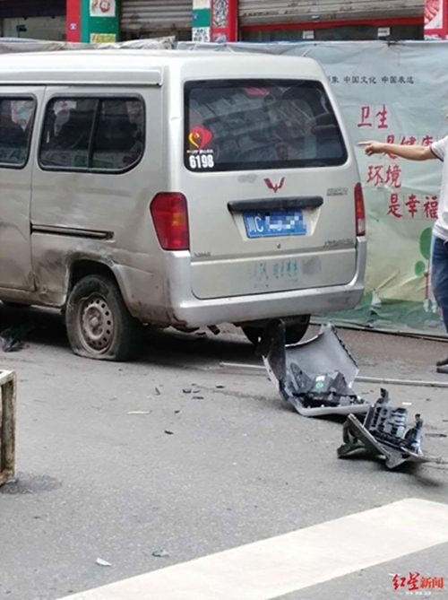 自贡小车失控冲上人行道撞倒多人 已致1人死亡(图1) 自贡小车失控冲上人行道撞倒多人 已致1人死亡(图1)