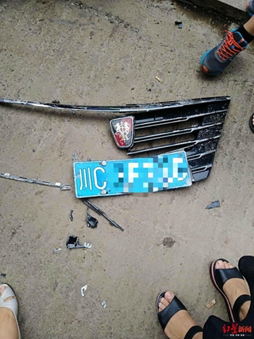 自贡小车失控冲上人行道撞倒多人 已致1人死亡(图2) 自贡小车失控冲上人行道撞倒多人 已致1人死亡(图2)