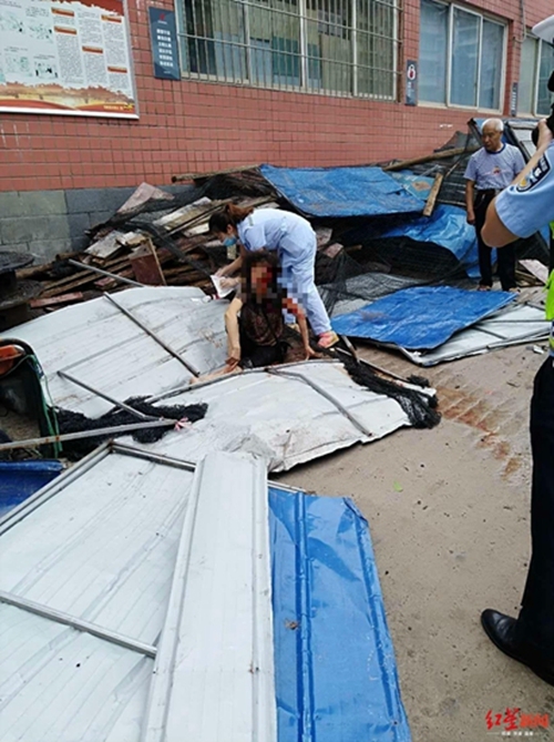 自贡小车失控冲上人行道撞倒多人 已致1人死亡(图3) 自贡小车失控冲上人行道撞倒多人 已致1人死亡(图3)