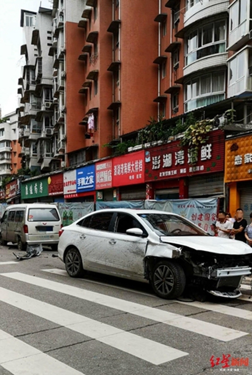 自贡小车失控冲上人行道撞倒多人 已致1人死亡(图4) 自贡小车失控冲上人行道撞倒多人 已致1人死亡(图4)