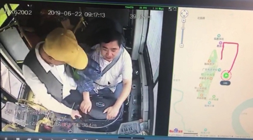 广安一乘客抢抓公交车方向盘&nbsp;现已被置留调查(图1)