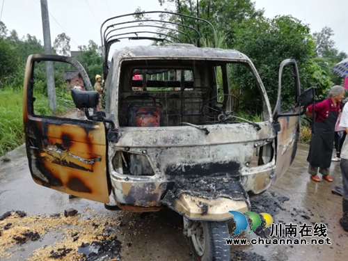 面对突发两起车辆自燃&nbsp;泸县民警快速处置挽损(图1)