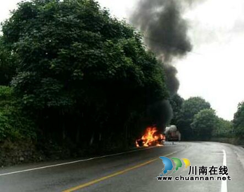 面对突发两起车辆自燃&nbsp;泸县民警快速处置挽损(图4)