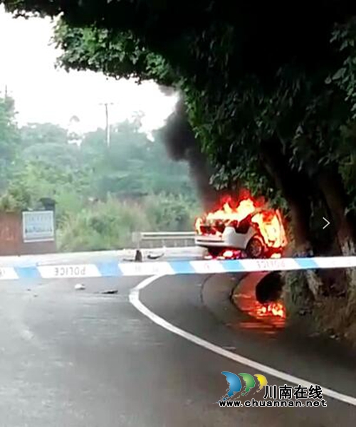 面对突发两起车辆自燃&nbsp;泸县民警快速处置挽损(图3)