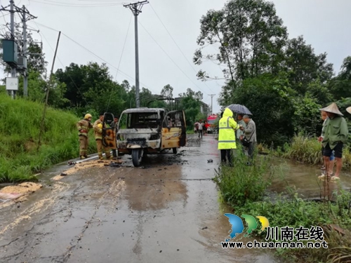 面对突发两起车辆自燃&nbsp;泸县民警快速处置挽损(图2)