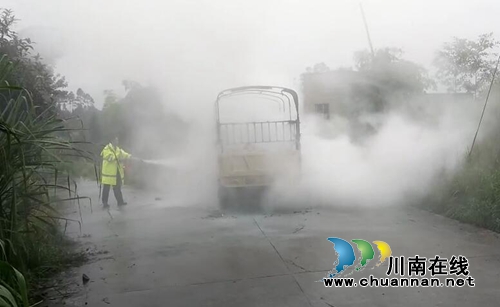 面对突发两起车辆自燃&nbsp;泸县民警快速处置挽损(图5)