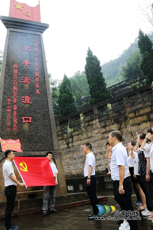 龙马潭党员赴四渡赤水纪念馆开展主题党日活动(图1)