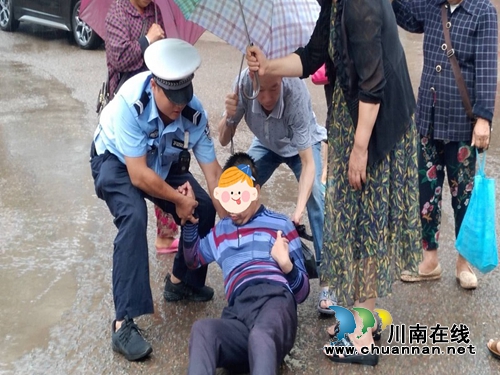 宜宾：男子癫痫病发倒地&nbsp;巡逻交警紧急救助(图1)