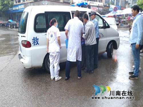 宜宾：男子癫痫病发倒地&nbsp;巡逻交警紧急救助(图2)