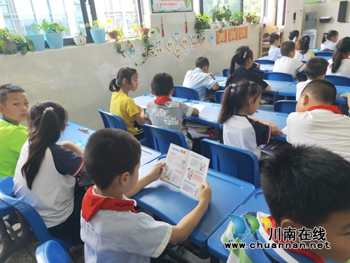 江阳区张坝街道：禁毒防邪宣传进学校(图2)