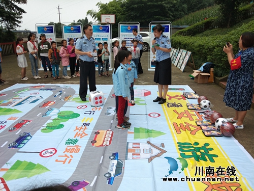 纳溪区交警大队携手中华财产保险到鼓楼山小学开展道路交通安全知识讲座(图1)