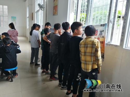 宜宾江安县五矿镇开展“6•26”法治、禁毒知识进校园宣传活动(图3)