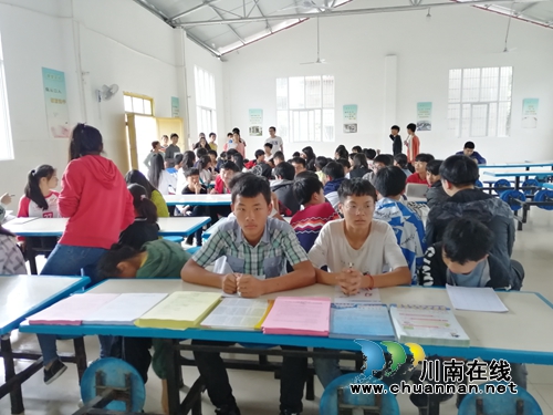 宜宾江安县五矿镇开展“6•26”法治、禁毒知识进校园宣传活动(图2)