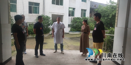 宜宾南溪区黄沙镇人大主席团走访镇卫生院(图1)