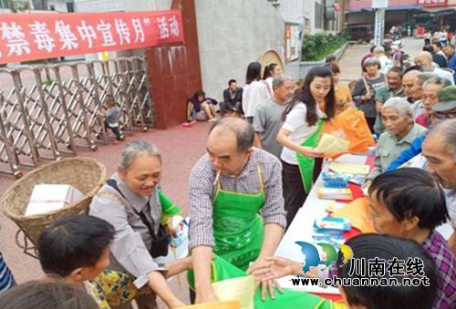 合江县南滩镇开展“6.26”禁毒宣传月活动(图1) 合江县南滩镇开展“6.26”禁毒宣传月活动(图1)