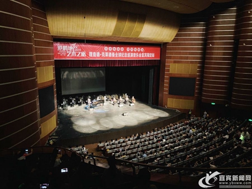 “钢琴王子”克莱德曼用天籁琴音为宜宾加油(图1)