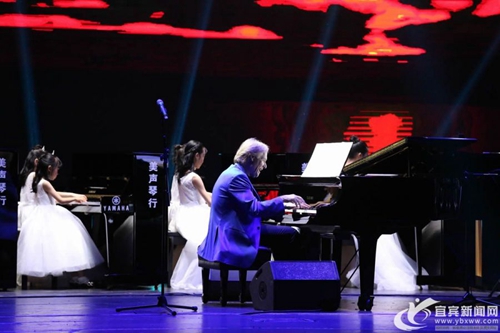 “钢琴王子”克莱德曼用天籁琴音为宜宾加油(图2)