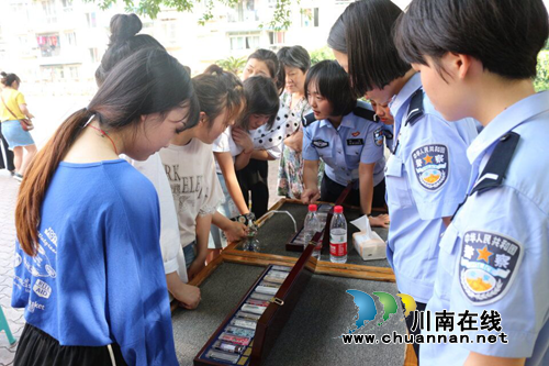 四川警察学院开展“6·26”国际禁毒日宣传活动(图2)