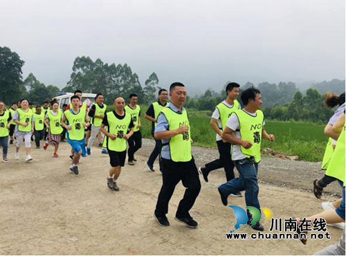 合江县甘雨镇开展禁毒公益健康跑活动(图1) 合江县甘雨镇开展禁毒公益健康跑活动(图1)