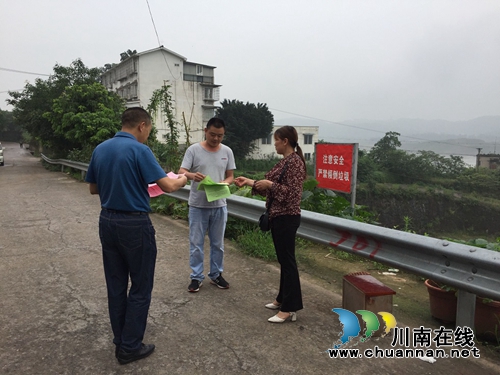 江阳区华阳街道积极开展铁路护路安全法律知识宣传活动(图2) 江阳区华阳街道积极开展铁路护路安全法律知识宣传活动(图2)