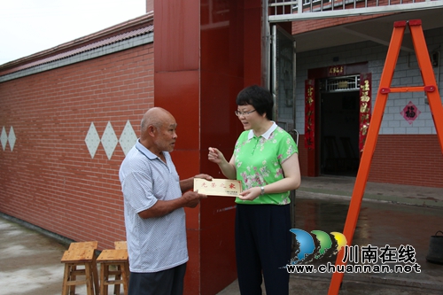 陈佳到泸县潮河镇调研脱贫攻坚、河长制工作(图2) 陈佳到泸县潮河镇调研脱贫攻坚、河长制工作(图2)