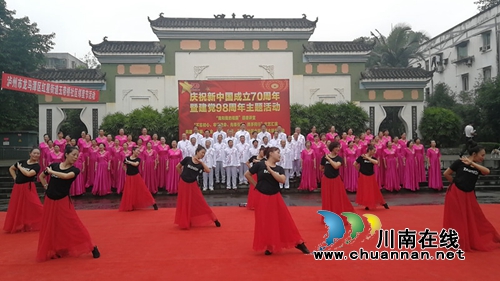 龙马潭区红星街道玉带桥社区“快闪”唱响《我和我的祖国》&nbsp;庆祝中华人民共和国成立70周年暨建党98周年(图1)