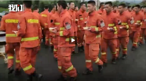 宜宾震区60名森林消防员回撤&nbsp;群众制凉糕送行(图1)