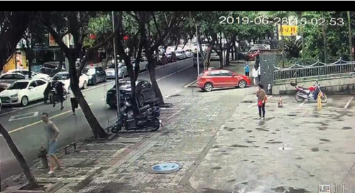 自贡：缉毒民警被车拖行20余米&nbsp;冒死抓获毒贩(图1)