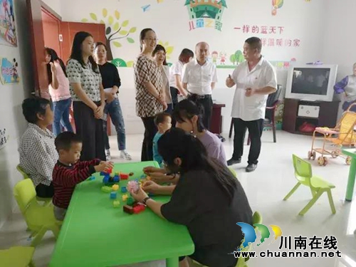 泸州市妇联、龙马潭领导关心安民村儿童画院(图1)