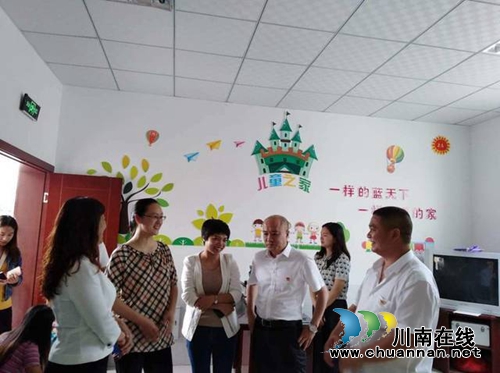 泸州市妇联、龙马潭领导关心安民村儿童画院(图2)