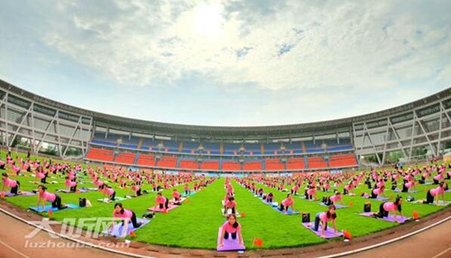 全民健身 2019泸州首届千人瑜伽唯美上演(图1) 全民健身 2019泸州首届千人瑜伽唯美上演(图1)
