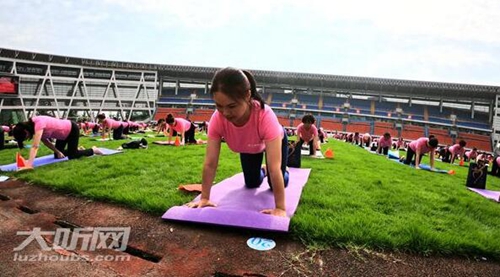 全民健身 2019泸州首届千人瑜伽唯美上演(图6) 全民健身 2019泸州首届千人瑜伽唯美上演(图6)
