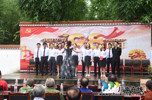 支部活动下基层&nbsp;&nbsp;共贺华诞助脱贫(图1)