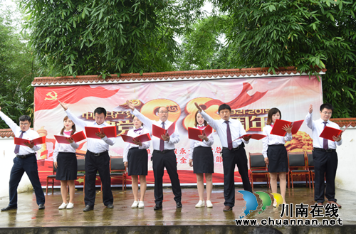 支部活动下基层&nbsp;&nbsp;共贺华诞助脱贫(图2)