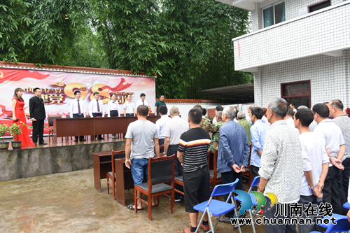 支部活动下基层&nbsp;&nbsp;共贺华诞助脱贫(图3)