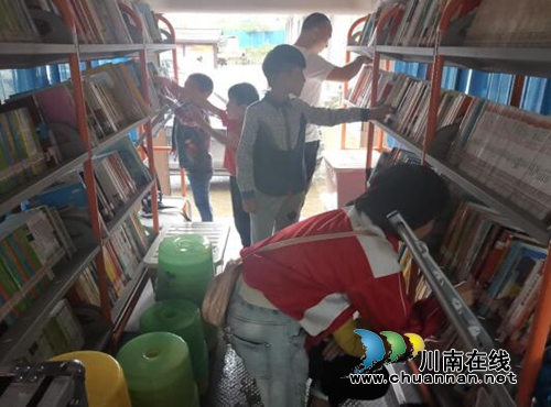 合江：文化下乡&nbsp;图书流动服务车驶进贫困村(图2)