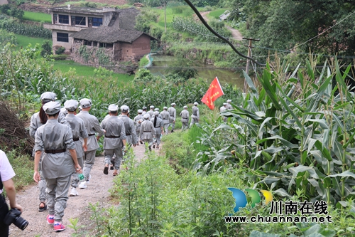 惊奇！泸县百和镇走出来一队“红军”……(图2)