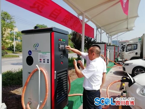 自贡首个民营新能源汽车充电站投用(图1)